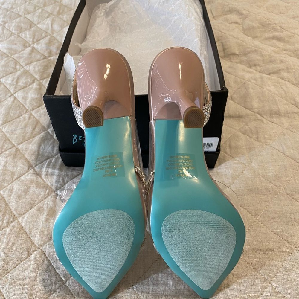 NEW IN THE BOX Betsey Johnson Eisley Pink Pumps - Picture 14 of 16
